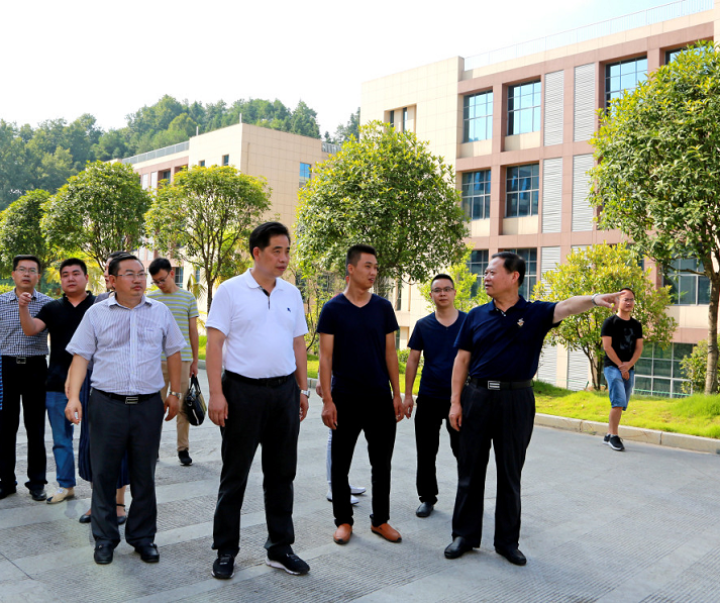 部长唐湘林(右一)到湘西经开区湖南金泓电子科技公司了解企业生产制造