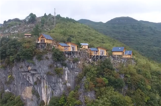 怀化大峡谷:悬崖木屋抓紧施工 抢占"黄金周"市场