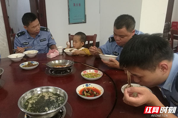 走失男孩在和警察叔叔一起吃饭.