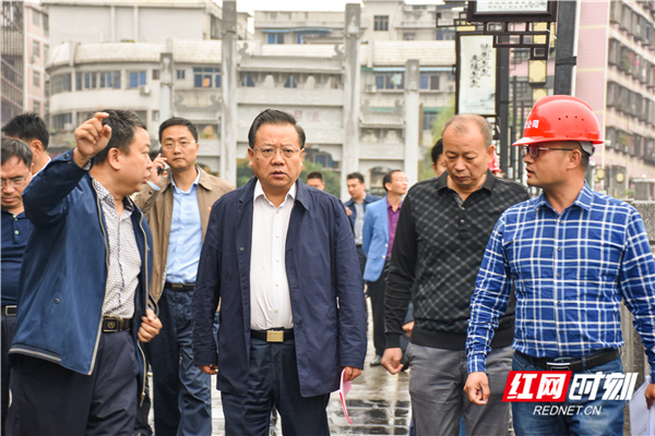 10月10日,郴州市委书记易鹏飞来到裕后街等地,调研中,省环保督查环保