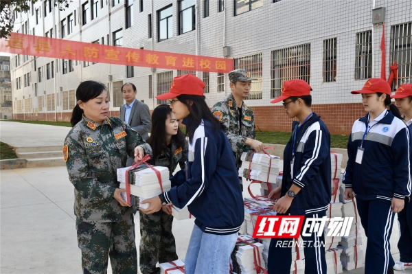 道县:绍基学校五千师生开展"防空袭"演练