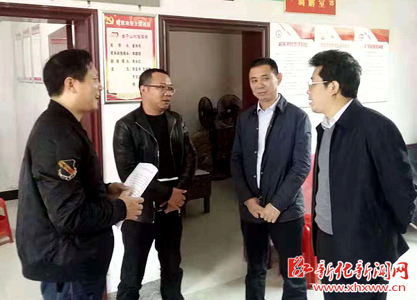 新化县人民政府副县长赵谭华在上渡街道党工委书记段智洪的陪同下