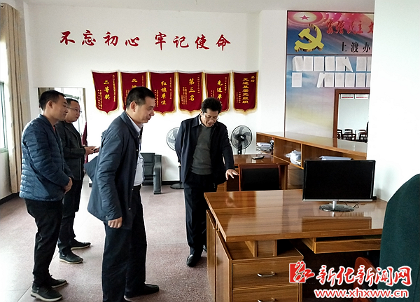 新化县人民政府副县长赵谭华在上渡街道党工委书记段智洪的陪同下