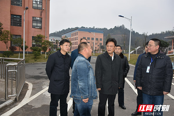 益阳市委副书记,市长张值恒在梓山湖学校检查校车安全.