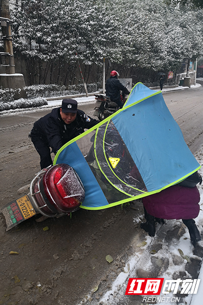 民警帮助摔倒市民扶起电动车.