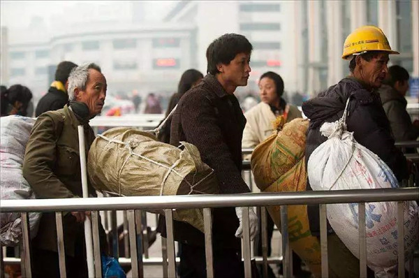 日记主人公和妻子双双南下打工,在繁华的都市迷茫地讨生活,生活的无奈