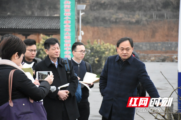 凤凰县委书记颜长文介绍五年来菖蒲塘村精准扶贫工作情况.