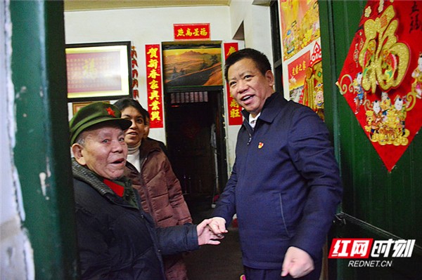 桂阳县委书记彭生智为军人家属颁发"光荣之家"荣誉牌.