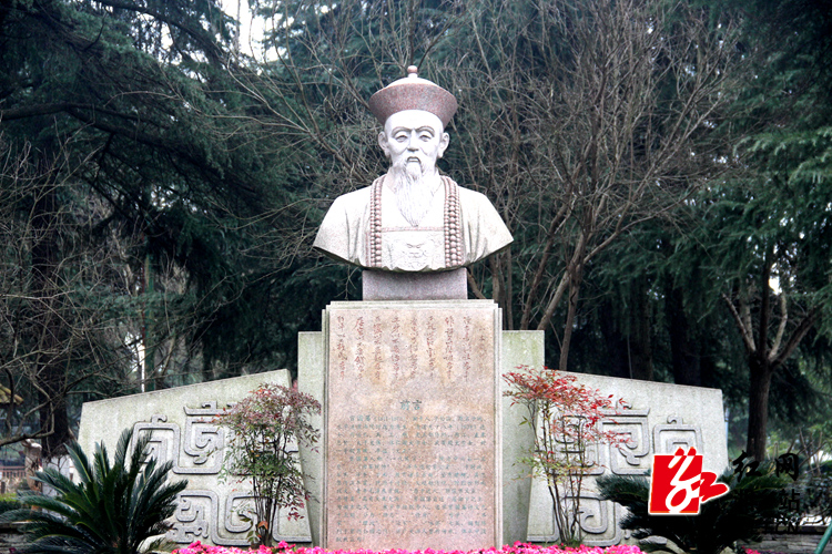 碧洲公园被誉为湘乡城区的"绿心","绿肺".