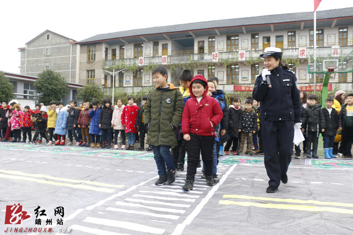 学校操场变"马路" 靖州交警开展交通安全知识教育课_靖州县_湖南频道