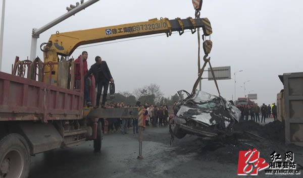 在107国道湘潭县碧泉潭路口附近发生一起交通事故,一辆满载散煤的大