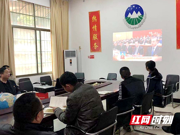 湘潭县白石镇机关干部收看十三届人大二次会议开幕会.