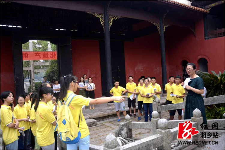 王姝在市一中孔庙给学生上实地创新课