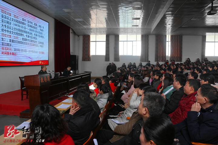 3月9日,湖南省怀化市靖州苗族侗族自治县第一中学,人武干部在高三学生