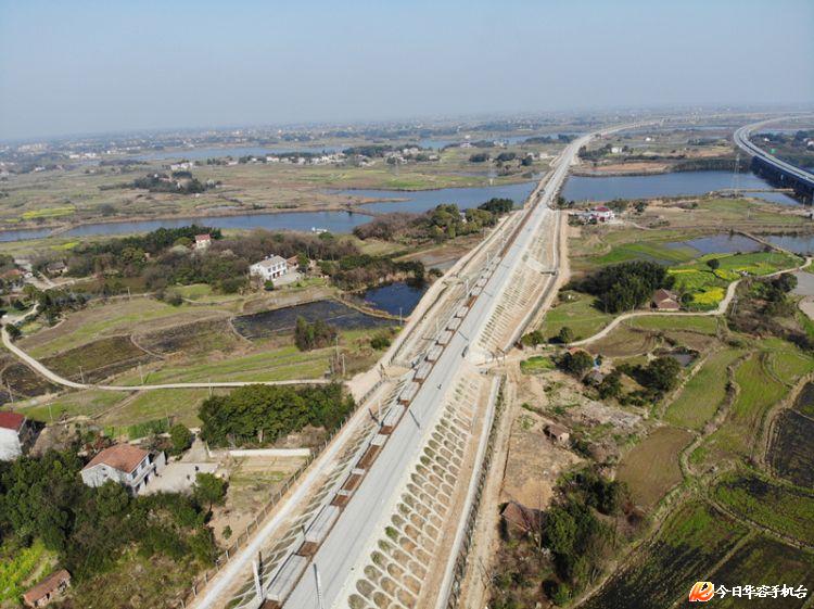 蒙华铁路岳阳华容段正在铺轨 原来中国的铁路这么"帅 华容县站