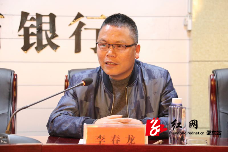 邵东县文联主席李春龙主持讲堂活动邵东农商银行董事长刘健仁致欢迎辞