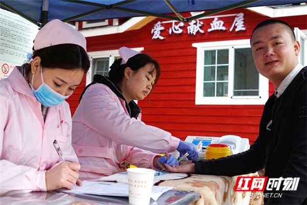 红色爱心献血屋出现在郴州街头