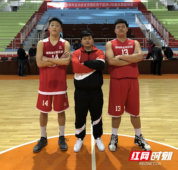 湖南篮球出战"二青会"的湖南勇胜u16篮球队,左一为景炎何凯教练,左六