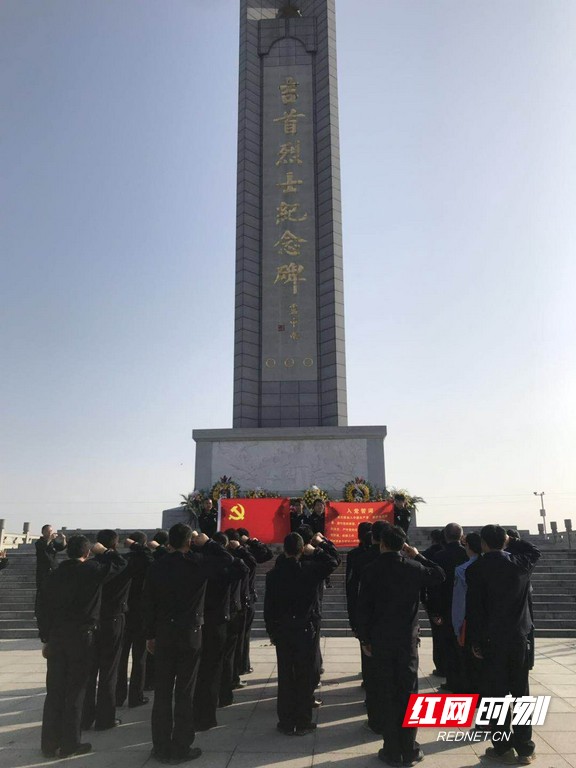 湘西交警前往吉首市烈士公园祭奠英烈