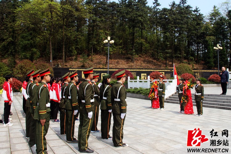 清明祭扫:一职学生来到东台山烈士陵园 缅怀革命英烈 红网湘乡站