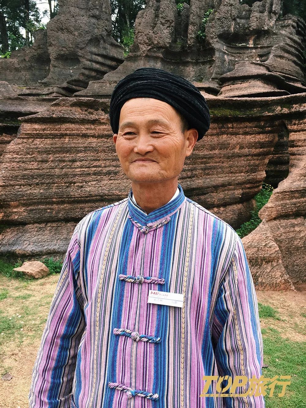 正感叹地貌的奇奥,我们遇见了一位身穿土家族传统服饰的老人