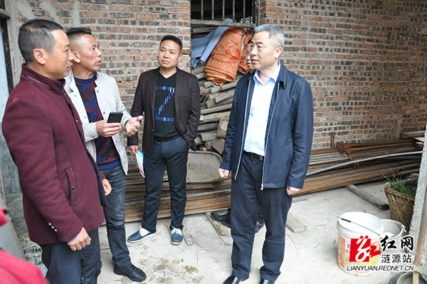 涟源市委副书记,市长刘杰(右一)参加"全城行动"涟源市委副书记吕余庚
