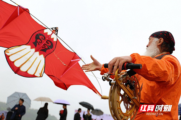 图集丨超酷风筝放飞现场周末的飞天山很值得