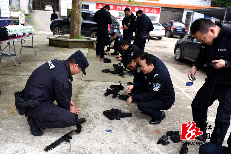 市公安局为300名驻村辅警配发单警装备