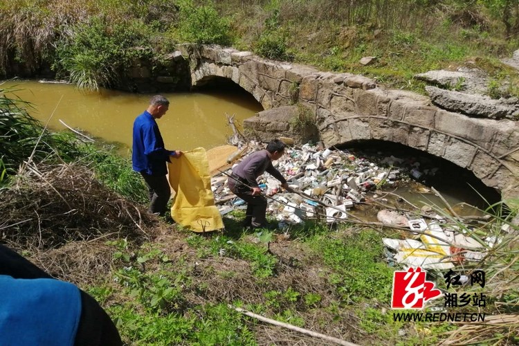 潭市镇清理河道垃圾