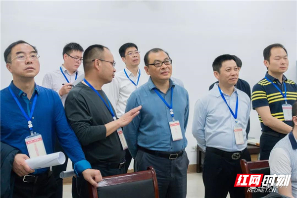 郴州市委常委,组织部长江波对郴州考区笔试考场进行了巡视.