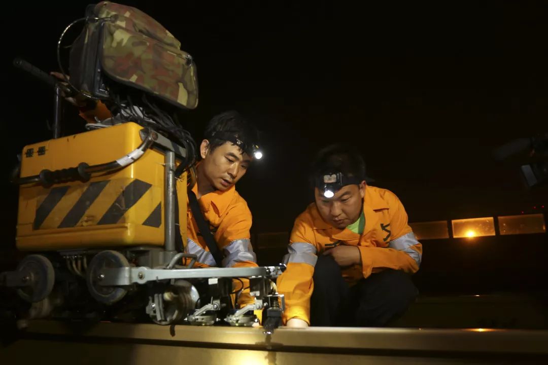 在"昼伏夜出"的 高铁综合维修车间 了解高铁维修工对精益求精的追求