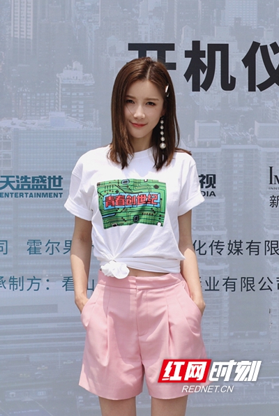 导演陈飞宏,主演黄景瑜,吴谨言,徐立等一众主创出席发布会.