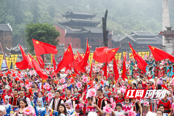 重庆彭水万人齐唱《娇阿依》齐跳踩花山 共祝伟大祖国繁荣富强