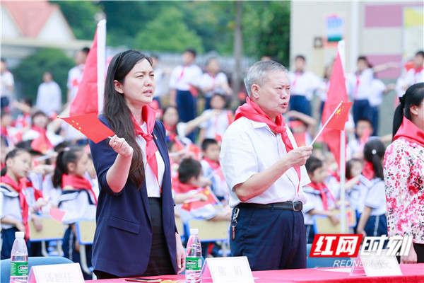 共青团郴州市委书记熊娟勉励新老队员们要从小学习做人,学习立志,学习