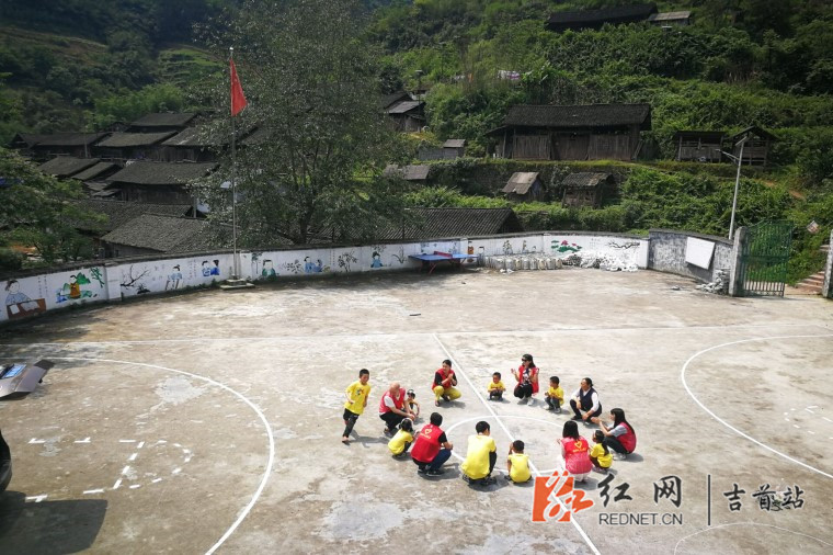 儿童节:幸福洋溢排杉村 吉首市站