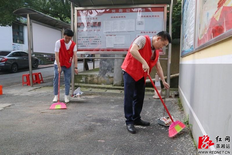 区人大常委会主任彭东阳参加义务清扫活动.