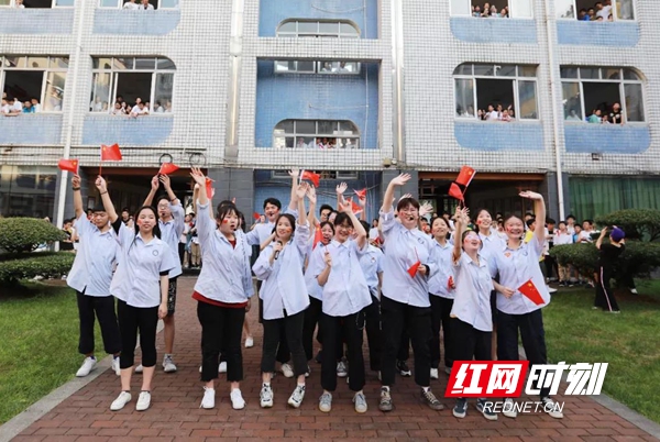常德芷兰实验学校5000余名师生接力祝福高考加油