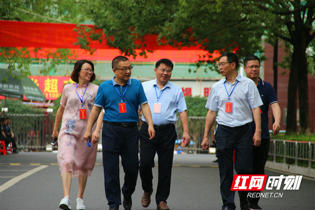 新邵:高考第一天 县委书记来鼓劲