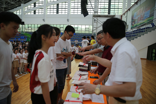 县区(市 正文 会上还宣读了《临武一中2019届高三学生的毕业决定》