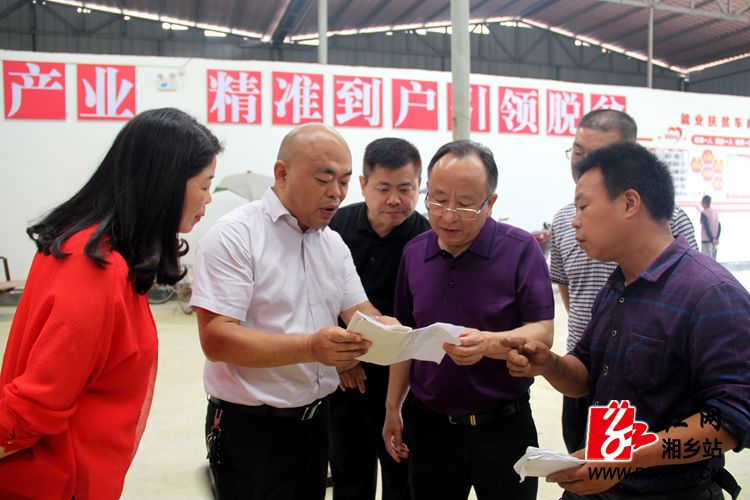 发改委重点办主任石超刚(左四)率督查组来我市就易地扶贫搬迁项目建设