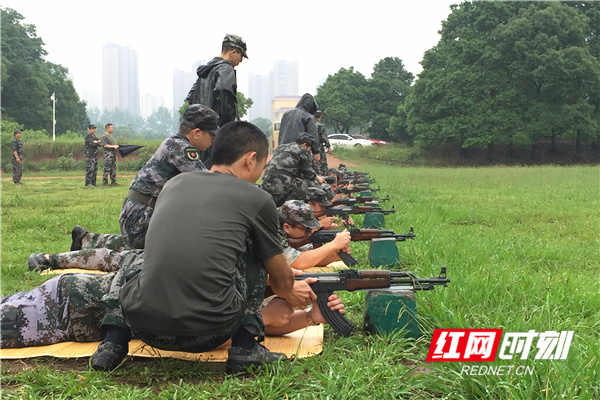 湖南机电职院基干民兵参加实弹射击训练