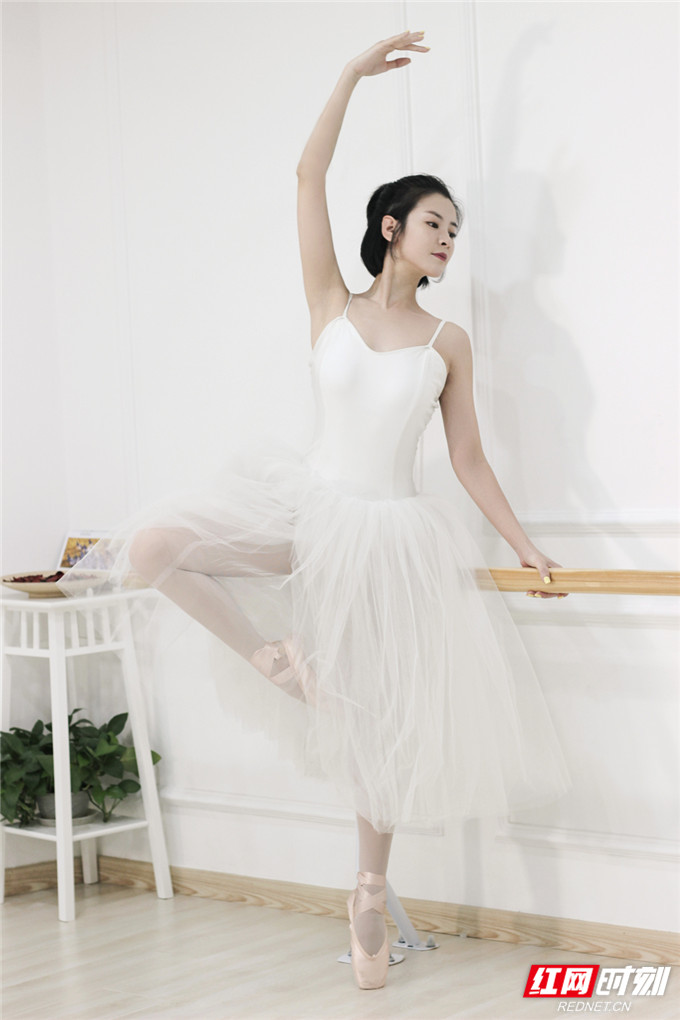 演员苏小妹一组舞蹈写真照曝光,照片中的她身穿白色和黑色芭蕾舞裙