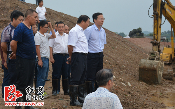 朱前明,左志锋等领导深夜坐镇抢险现场指挥调度 新化新闻网讯(记者