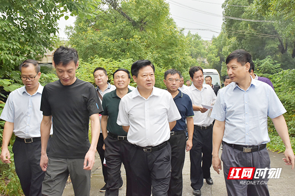 郴州市委副书记,市长,郴州总河长刘志仁(中)开展巡河工作.