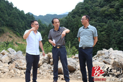 城步县委副书记,县长杨博理(中)在兰蓉至芭蕉公路改建施工现场.