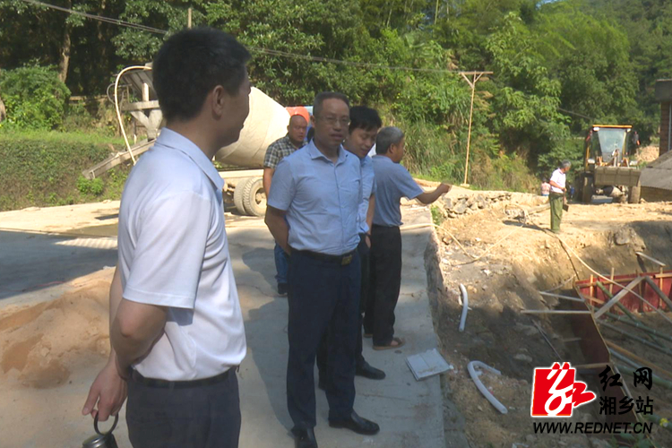 李宏钰察看基础设施建设