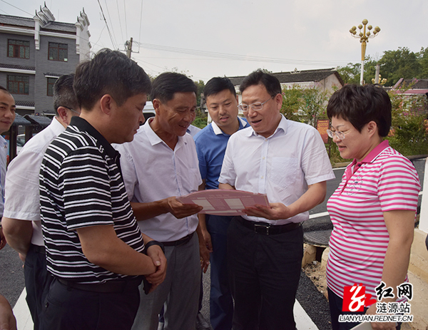 右二)在涟源市委书记谢学龙(右一),市委副书记吕余庚(前排左一)陪同下