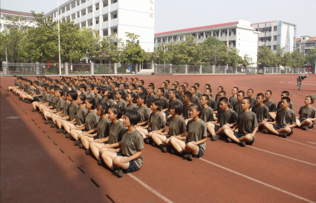 入学军训!汨罗市二中915名高一新生烈日下"百炼成钢"