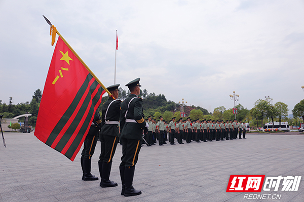 仪式上的武警部队旗.