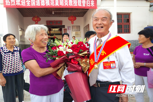 全国道德模范夏昭炎载誉返乡 受到热烈欢迎